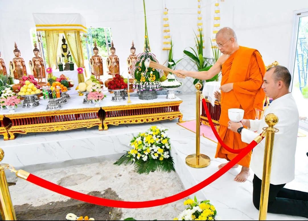 พิธีอัญเชิญพระพุทธรูปประดิษฐานหน้ามุขจรนำ และอัญเชิญฉัตรขึ้นประดิษฐานเหนือเจดีย์พระพุทธบาทบัวเงิน ณ แหล่งท่องเที่ยวเชิงวัฒนธรรมรอยพระพุทธบาทบัวเงิน บ้านดงมะกรูด ตำบลหนองไฮ อำเภอเมือง จังหวัดอุดรธานี