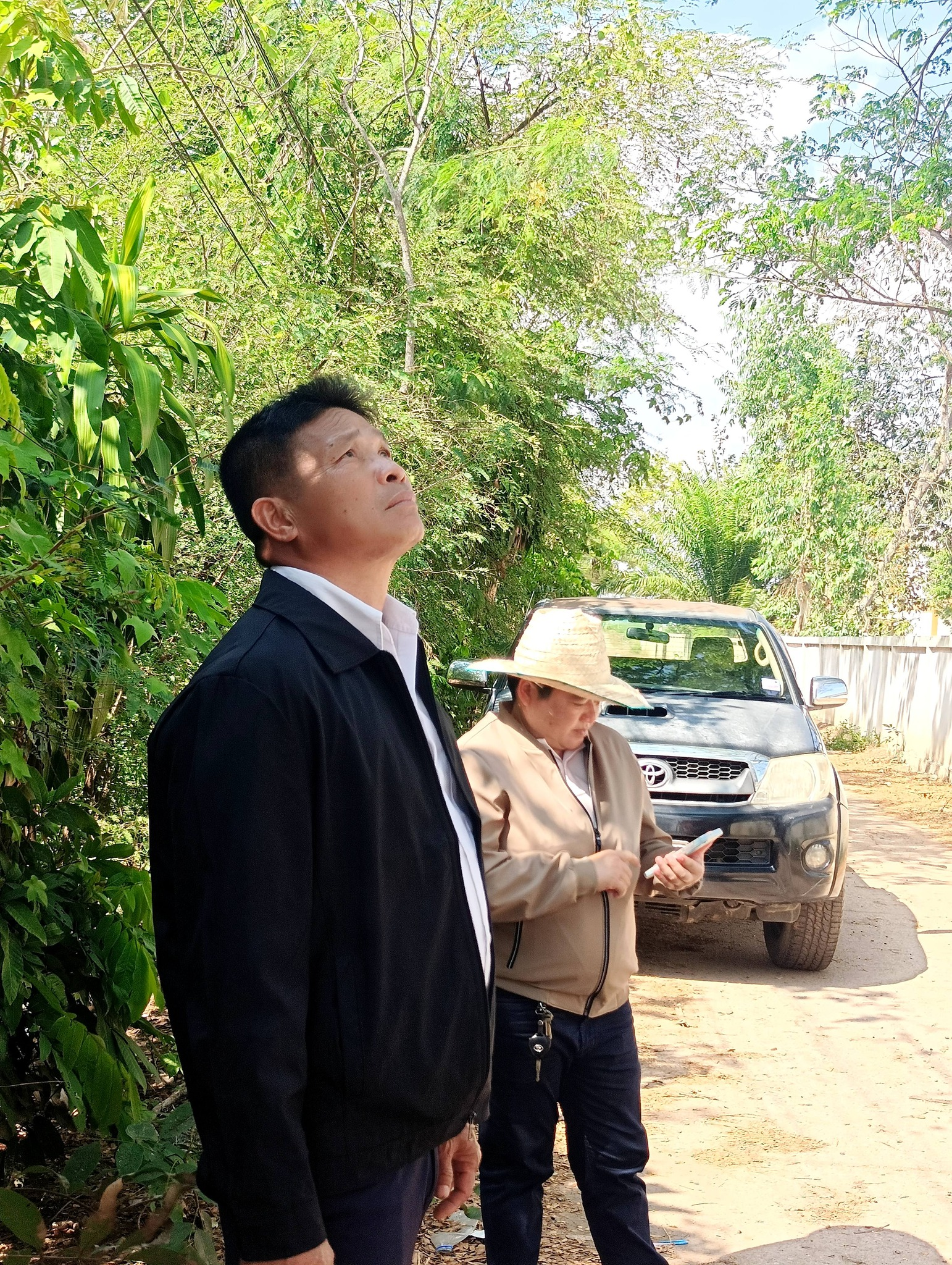 นายกองค์การบริหารส่วนตำบลหนองไฮ พร้อมคณะผู้บริหาร งานป้องกันและบรรเทาสาธารภัย ได้ลงพื้นที่ตรวจสอบและแก้ปัญหาน้ำประปาไม่ไหล บ้านโนนสะอาด หมู่ที่ 6 ตำบลหนองไฮ