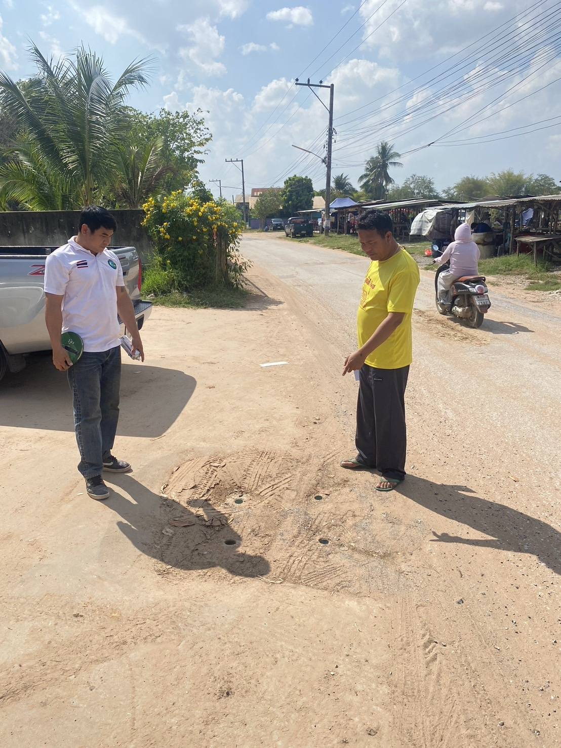 องค์การบริหารส่วนตำบลหนองไฮ ออกสำรวจขุดลอกรางระบายน้ำบ้านโนนผาสุข