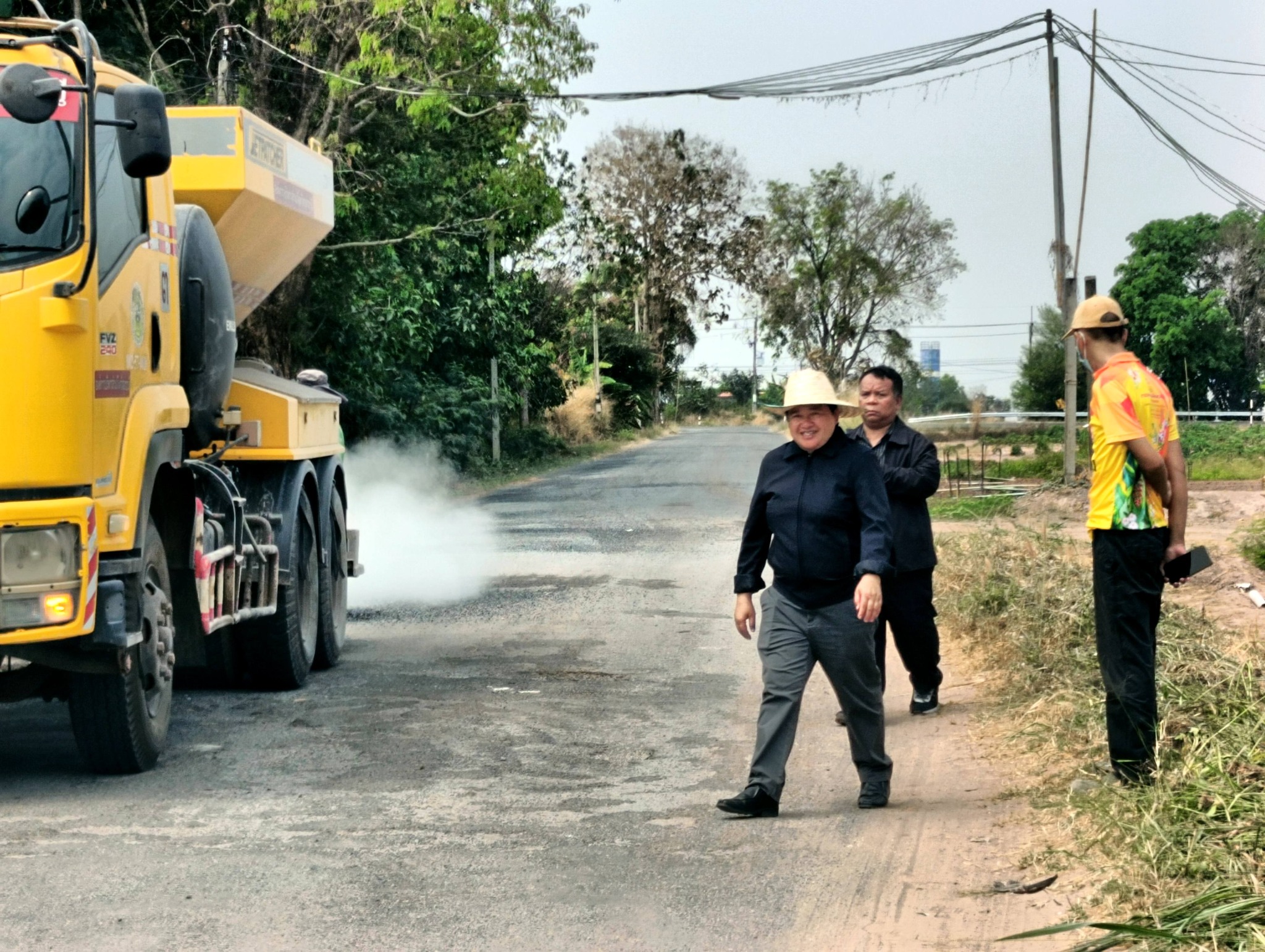 นายยก อบต.หนองไฮ ลงพื้นที่ติดตาม แก้ปัญหาในการซ่อมแซมถนนให้ชาวบ้านหนองหูลิง