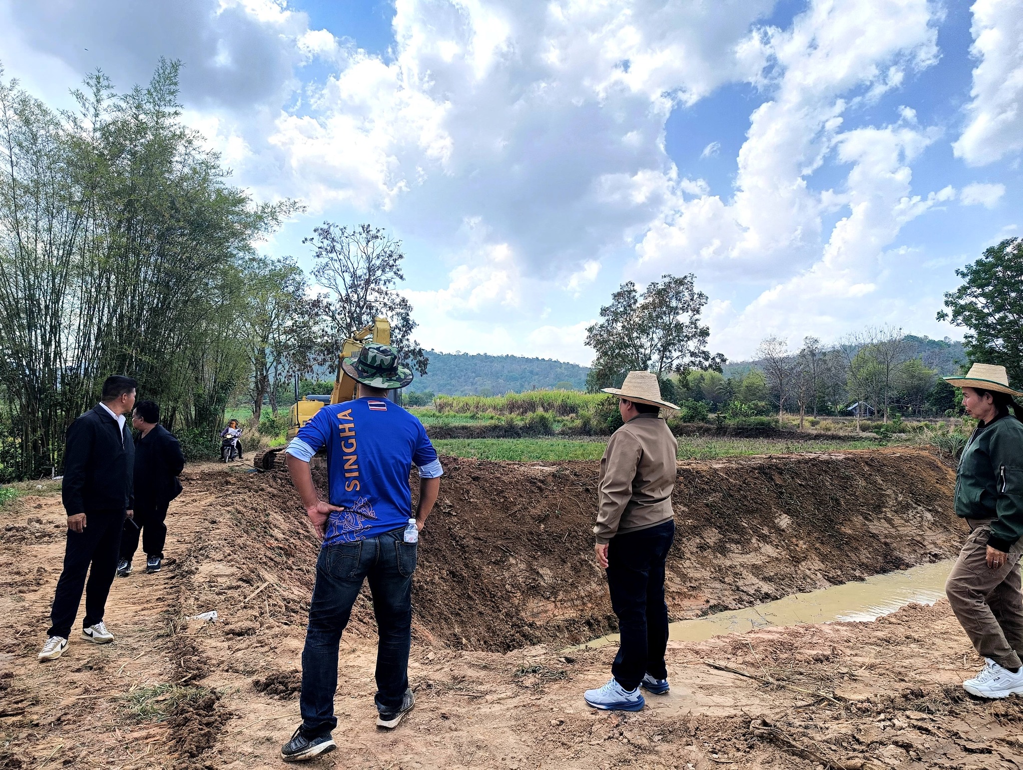 นายกองค์การบริหารส่วนตำบลหนองไฮ ลงพื้นที่ติดตามผลการดำเนินงานโครงการขุดลอกคลองห้วยโตนช้าง ที่ได้รับการสนับสนุนจาก องค์การบริหารส่วนจังหวัดอุดรธานี