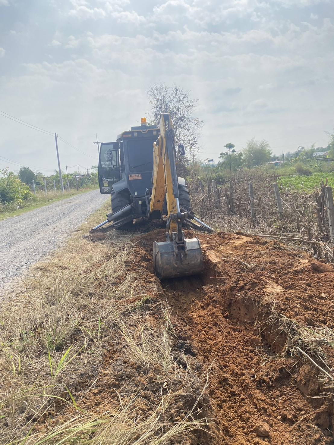 กองค์การบริหารส่วนตำบลหนองไฮ ทำการขุดลอกทางน้ำ ที่บ้านลาดทอง
