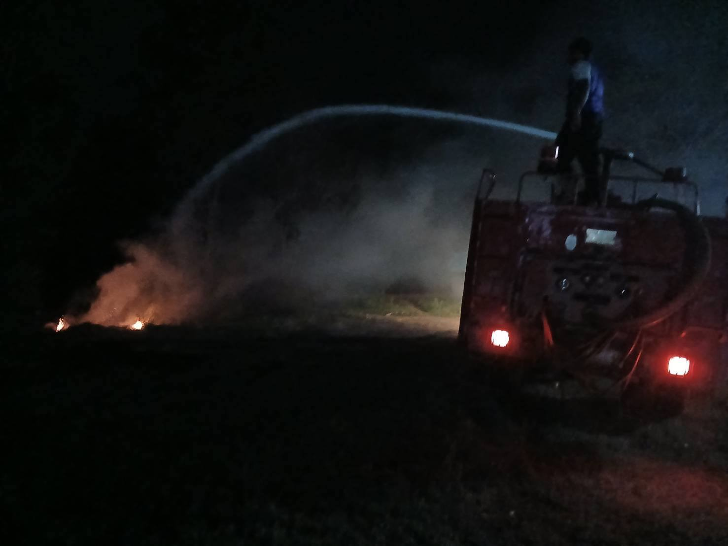 องค์การบริหารส่วนตำบลหนองไฮ ได้ออกระงับเหตุเพลิงใหม้ใกล้เครื่องสูบน้ำประปา หมู่ 16