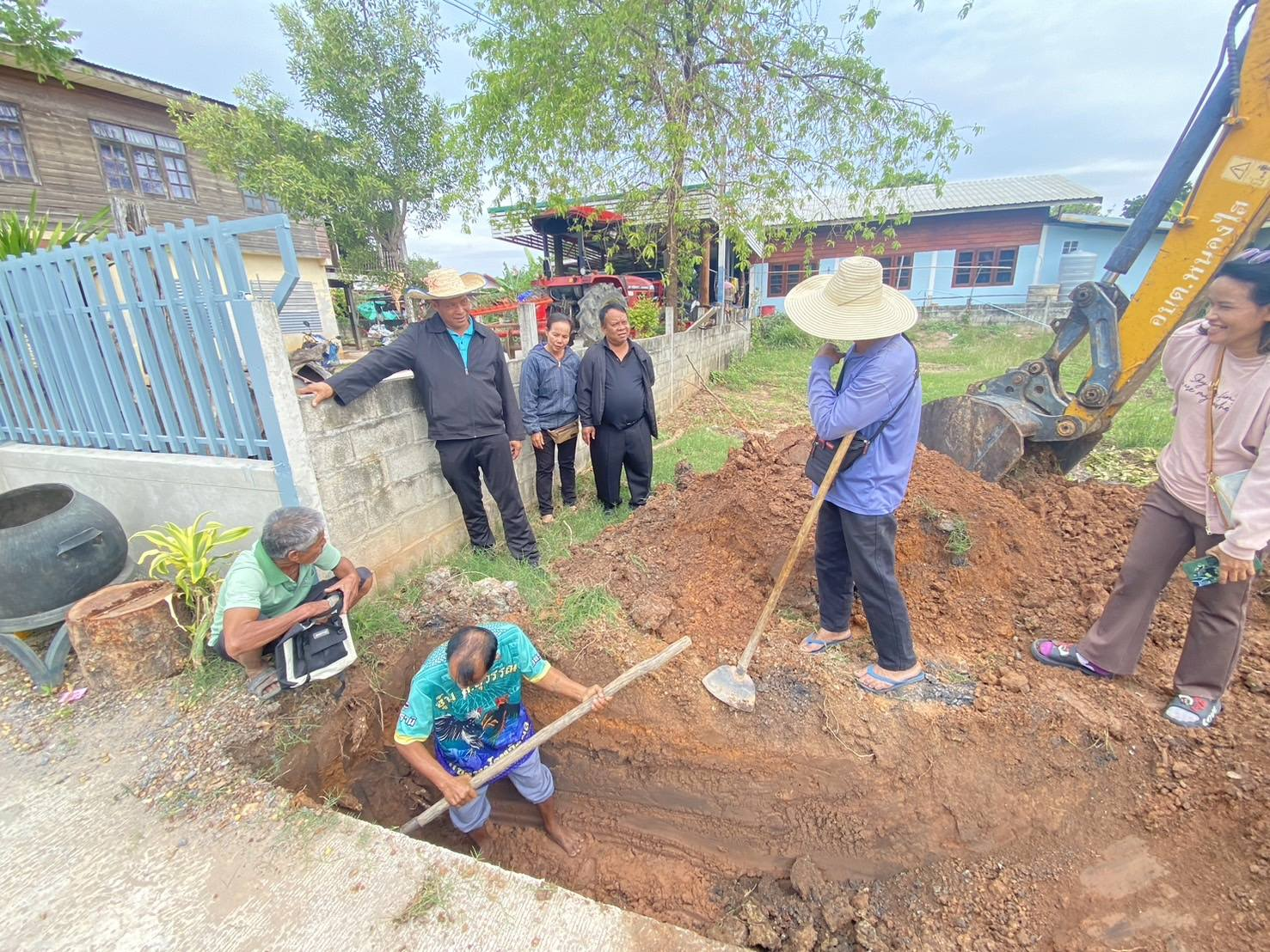 องค์การบริหารส่วนตำบลหนองไฮ  แก้ไขปัญหาน้ำประปารั่วซึมที่บ้านหนองไฮ หมู่ 1