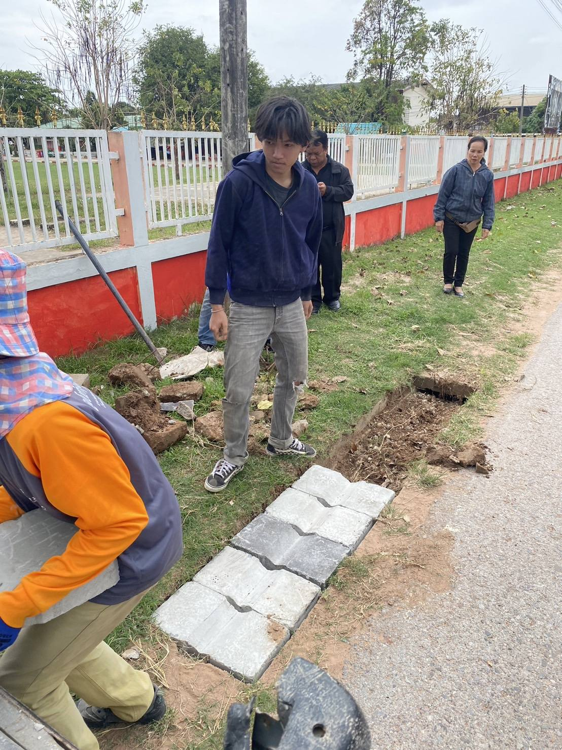 องค์การบริหารส่วนตำบลหนองไฮ นำฝารางระบายน้ำไปเปลี่ยน ฝารางน้ำที่แตกหักที่หน้าโรงเรียนบ้านโนนสะอาดผาสุข