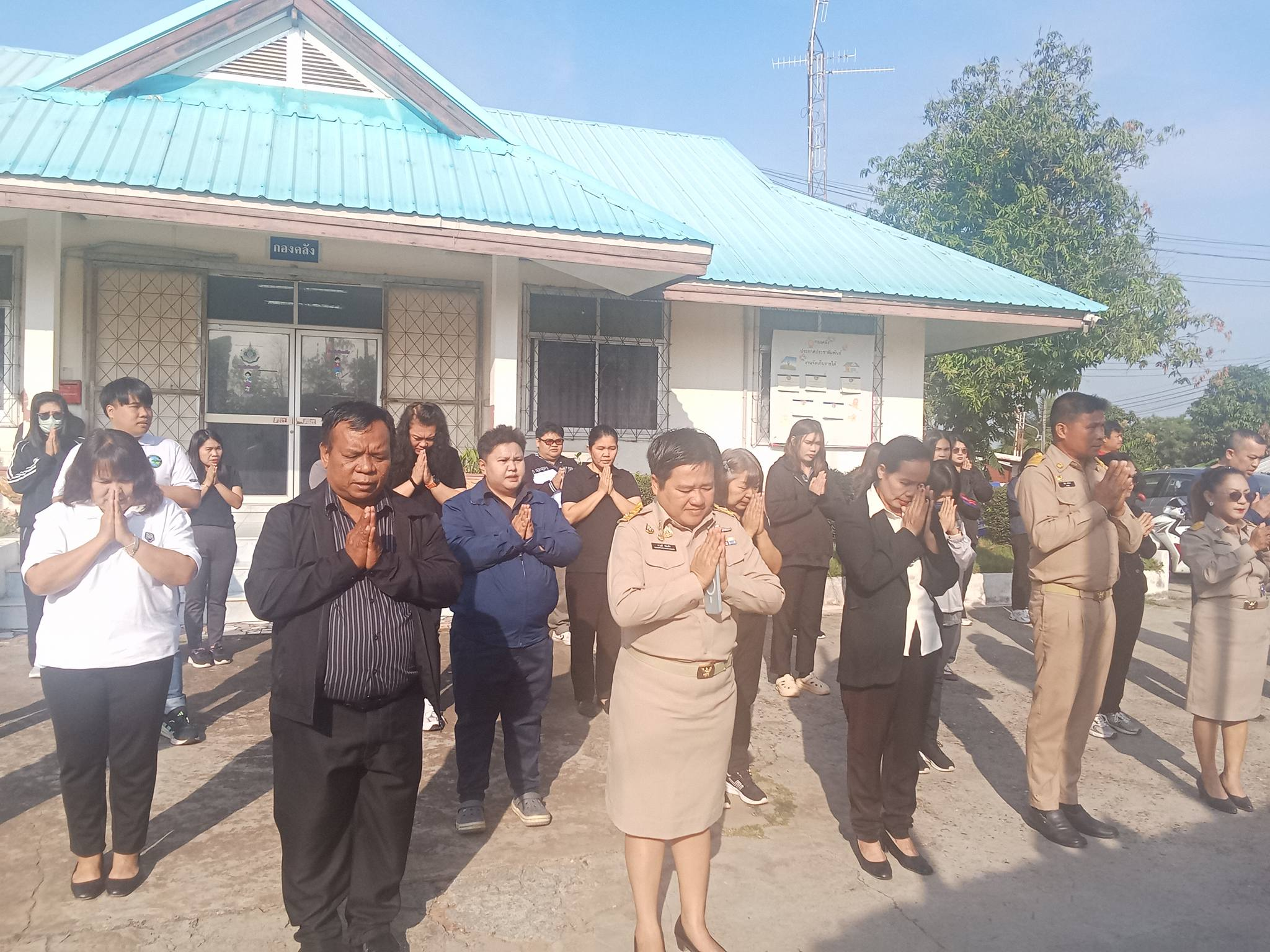 นายกองค์การบริหารส่วนตำบลหนองไฮ พร้อมคณะผู้บริการ , ปลัด อบต.หนองไฮ , หัวหน้าส่วนราชการ , พนักงานส่วนตำบล , พนักงานจ้า ร่วมกิจกรรมเคารพธงชาติ ณ องค์การบริหารส่วนตำบลหนองไฮ