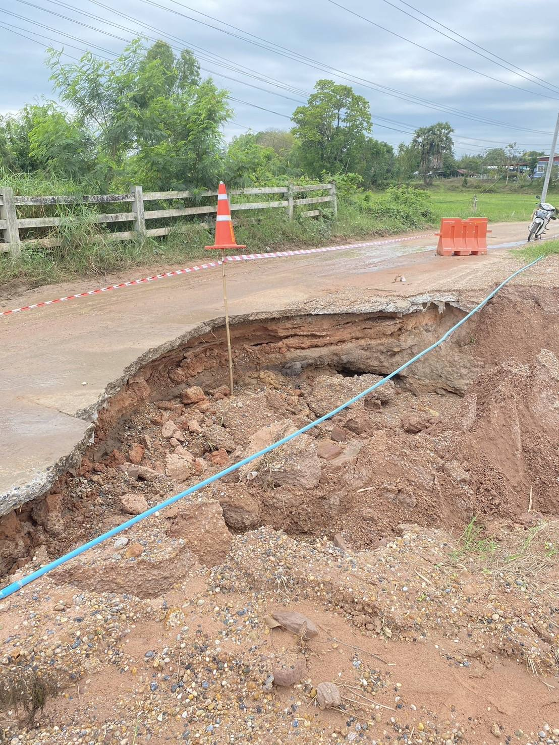 องค์การบริหารส่วนตำบลหนองไฮ ออกซ่อมแซมถนนบ้านห้วยสำราญ ที่ถูกน้ำกัดเซาะเสียหาย