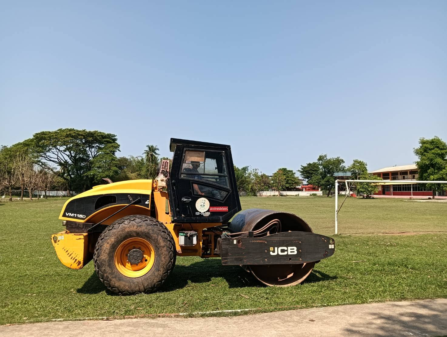 องค์การบริหารส่วนตำบลหนองไฮ เข้าตรวจสอบและแก้ไขสนามกีฬาฟุตบอลโรงเรียนบ้านโนนสะอาดผาสุข สนามกีฬากลางที่จะใช้แข่งกีฬาเยาวชนและประชาชนในวันที่ 1-4 เมษายนที่จะถึงนี้