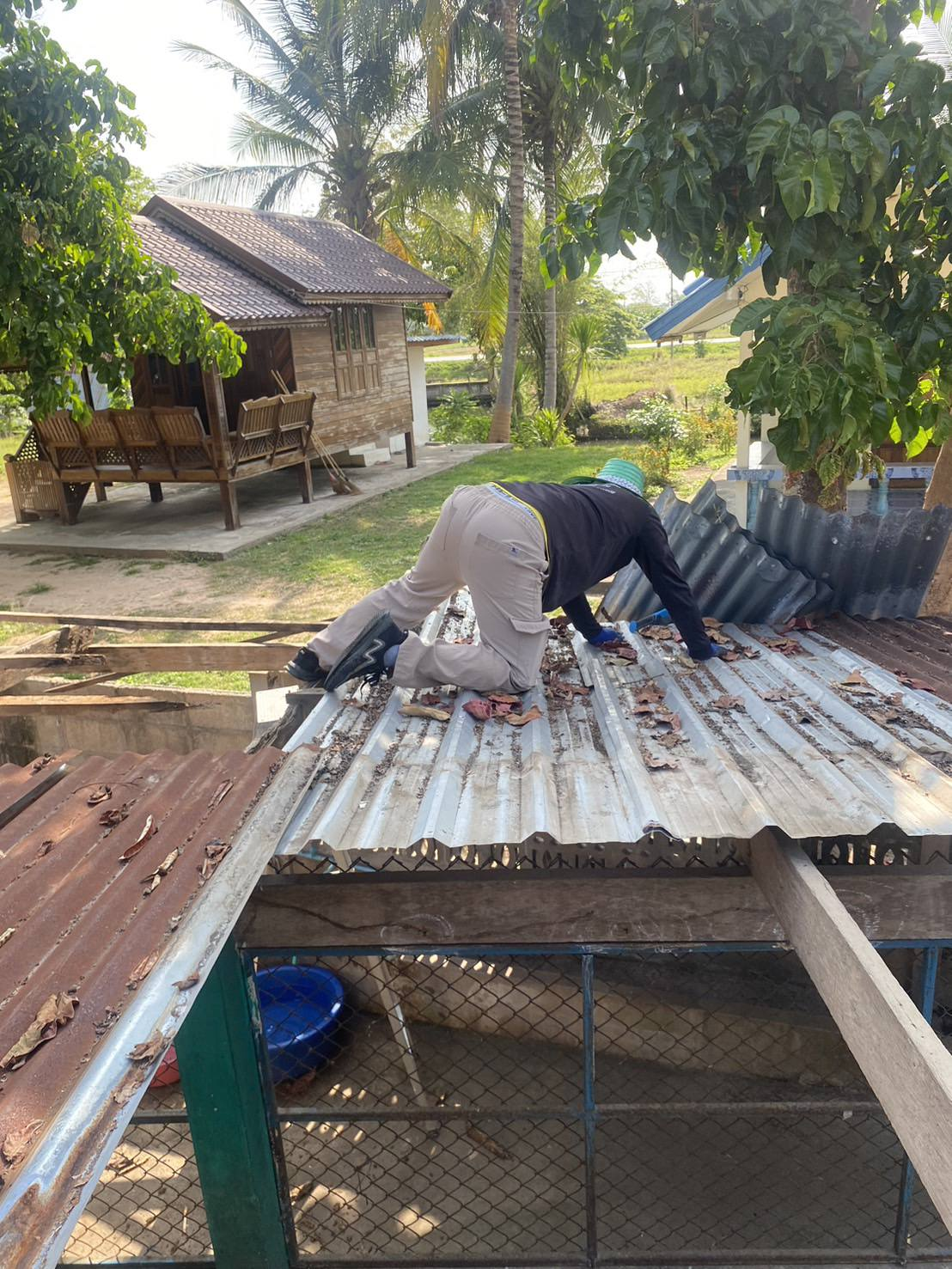 องค์การบริหารส่วนตำบหนองไฮ ออกซ่อมแซม โรงอาหาร ศูนย์พัฒนาเด็กเล็กวัดบ้านโนนสะอาด ผาสุข เนื่องจากอาคาร ชำรุด เพื่อเป็นการป้องกันอันตรายที่อาจจะเกิดขึ้น กับเด็ก