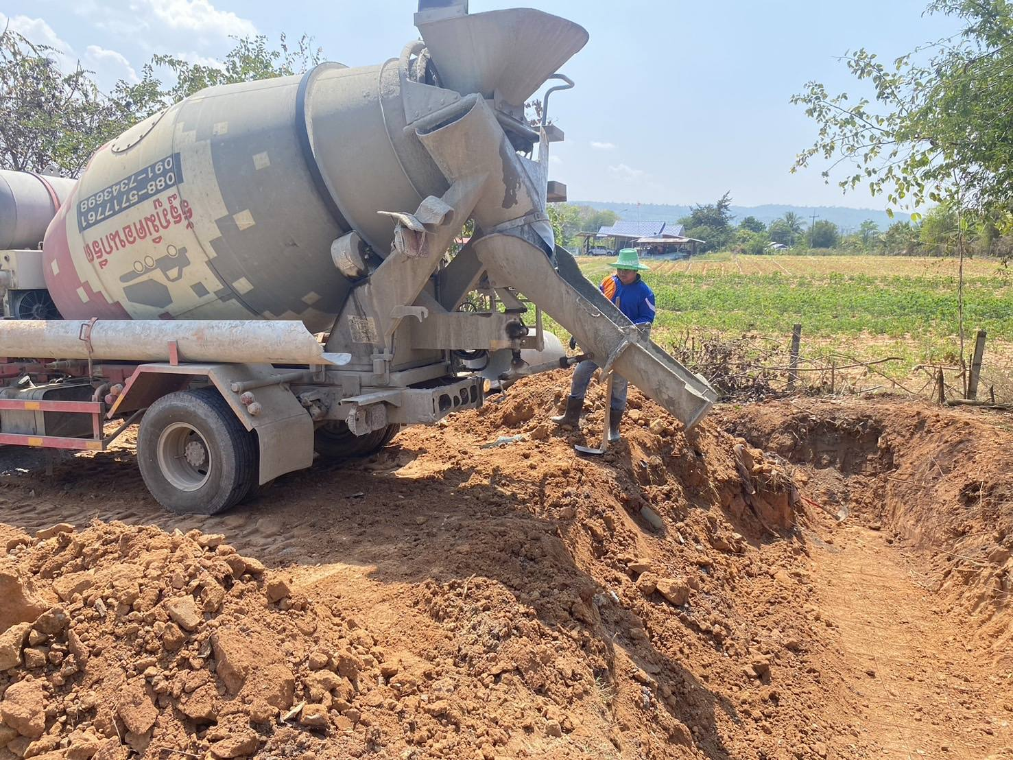 องค์การบริหารส่วนตำบลหนองไฮ ออกซ่อมแซมถนนบ้านลาดทอง