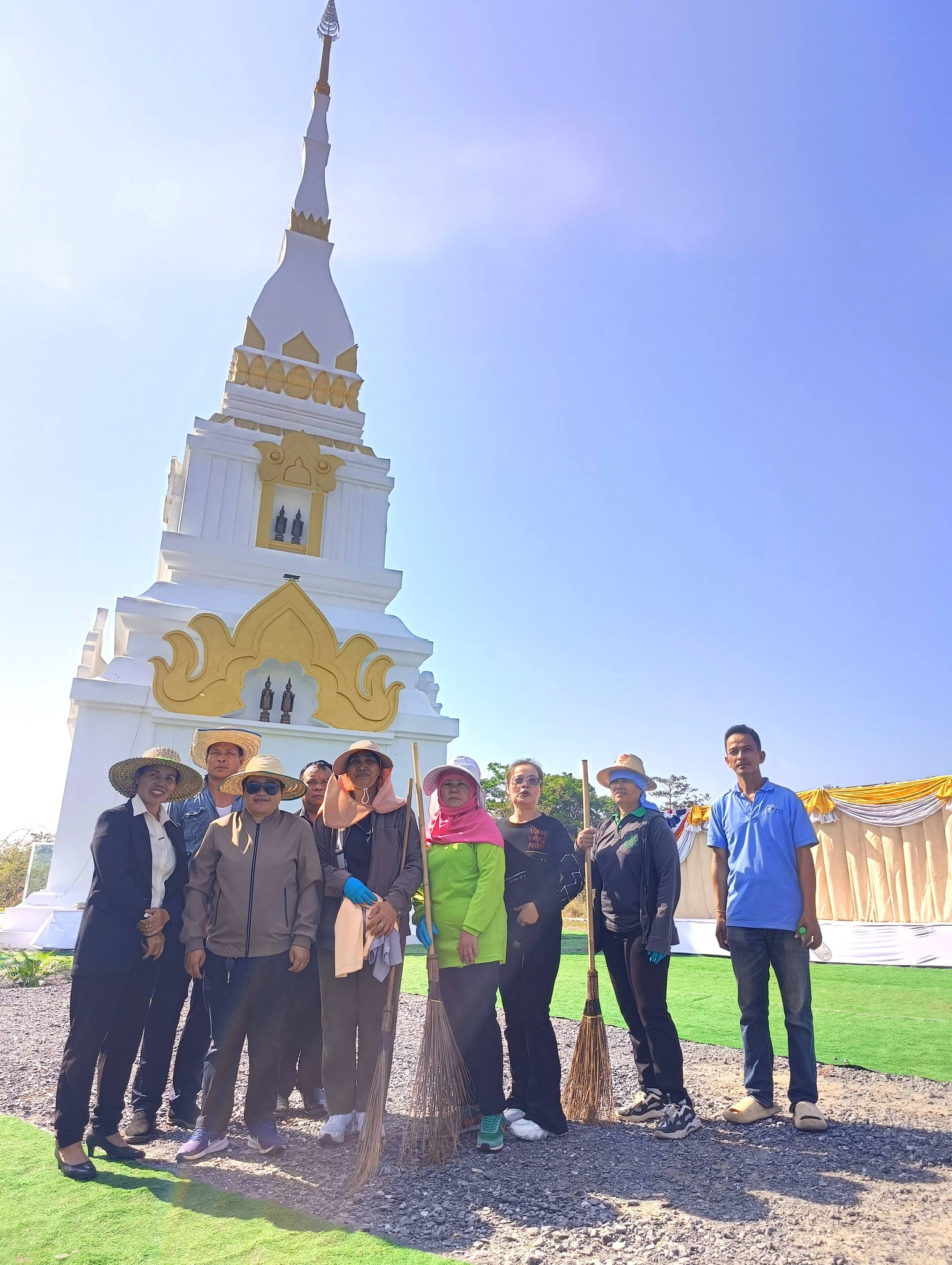 นายกองค์การบริหารส่วนตำบลหนองไฮ นางสาวจารุณี พิมเพ็ง พร้อมคณะผู้บริหารสมาชิกองค์การบริหารส่วนตำบลหนองไฮ ลงพื้นที่เตรียมสถานที่พระพุทธบาทบัวเงิน