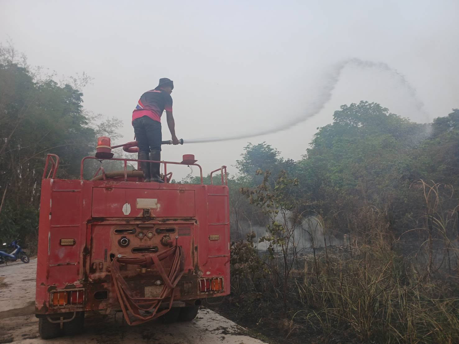 องค์การบริหารส่วนตำบลหนองไฮ ดับไฟป่าใกล้โรงเลื่อย บ้านโสกน้ำขาว ร่วมกับชาวบ้านในพื้น